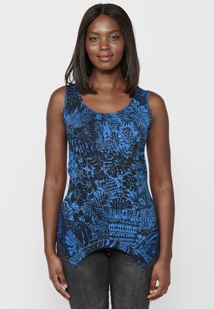 Haut sans manches bleu avec un imprimé botanique noir. Il présente un col rond et un ourlet plus long à l'arrière, fabriqué en tissu texturé.