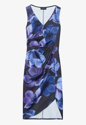 Robe wrap florale avec de grandes fleurs violettes et bleues sur un fond noir. Décolleté en V, design sans manches avec un devant drapé et une fente haute.