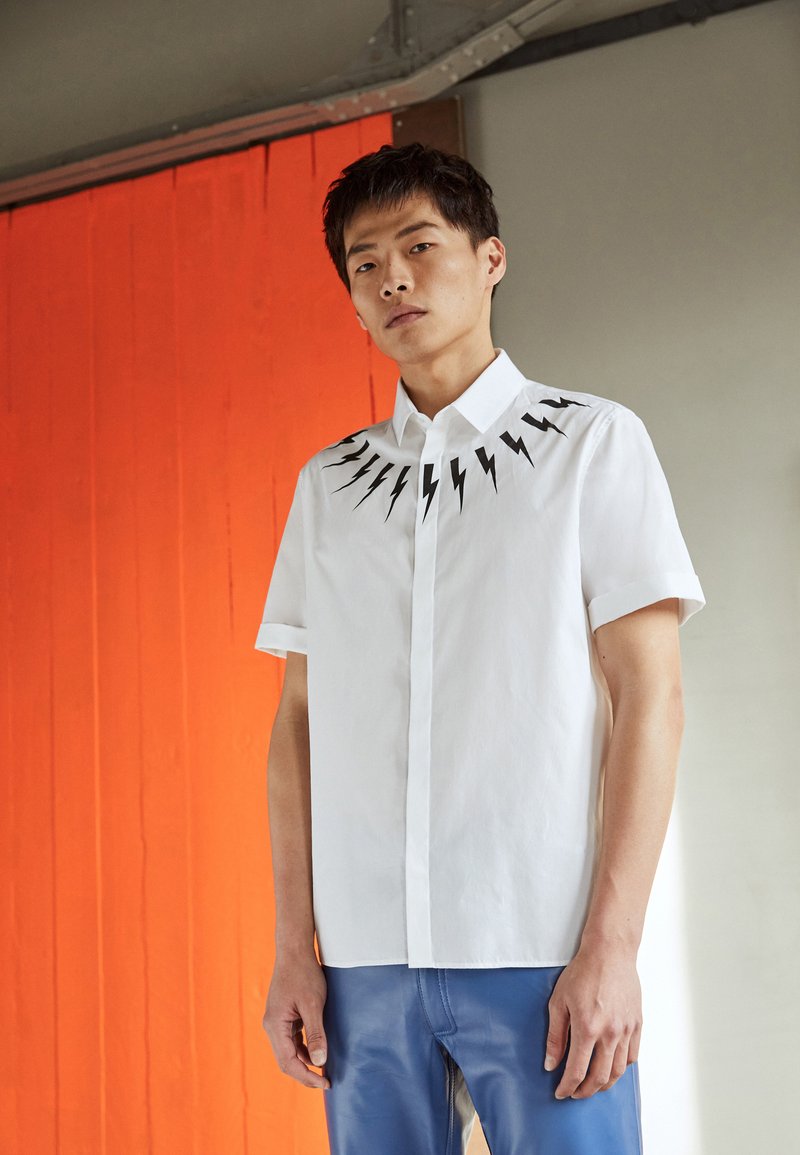 Herren Bekleidung | Neil Barrett BOLT NECK SHORT SLEEVE SHIRT UNISEX Hemdbluse white/black/weiß - EW48955 Herren Bekleidung | Neil Barrett BOLT NECK SHORT SLEEVE SHIRT UNISEX Hemdbluse white/black/weiß - EW48955