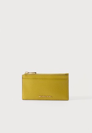 Geltonas tekstūruotas odinis kortelių dėklas su užtrauktuko kišene ir priekyje auksiniais rašmenimis pažymėtas "Michael Kors" logotipas.