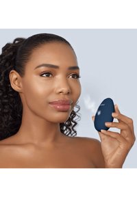 Handheld blauwe vaporizer met een glad, afgerond ontwerp, voorzien van een kleine knop en een nevel die uit de nozzle komt.