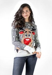 Grauer gestrickter Pullover mit einem Rentierdesign, roter Nase, schwarzen Geweihen und weißen Schneeflockenmuster. Gerippte weiße Bündchen.