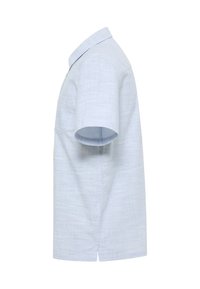 Jasnoniebieska koszula z krótkim rękawem, wykonana z teksturowanej tkaniny. Posiada klasyczny kołnierzyk i kieszeń na przodzie, z prostym dołem i czystymi liniami.