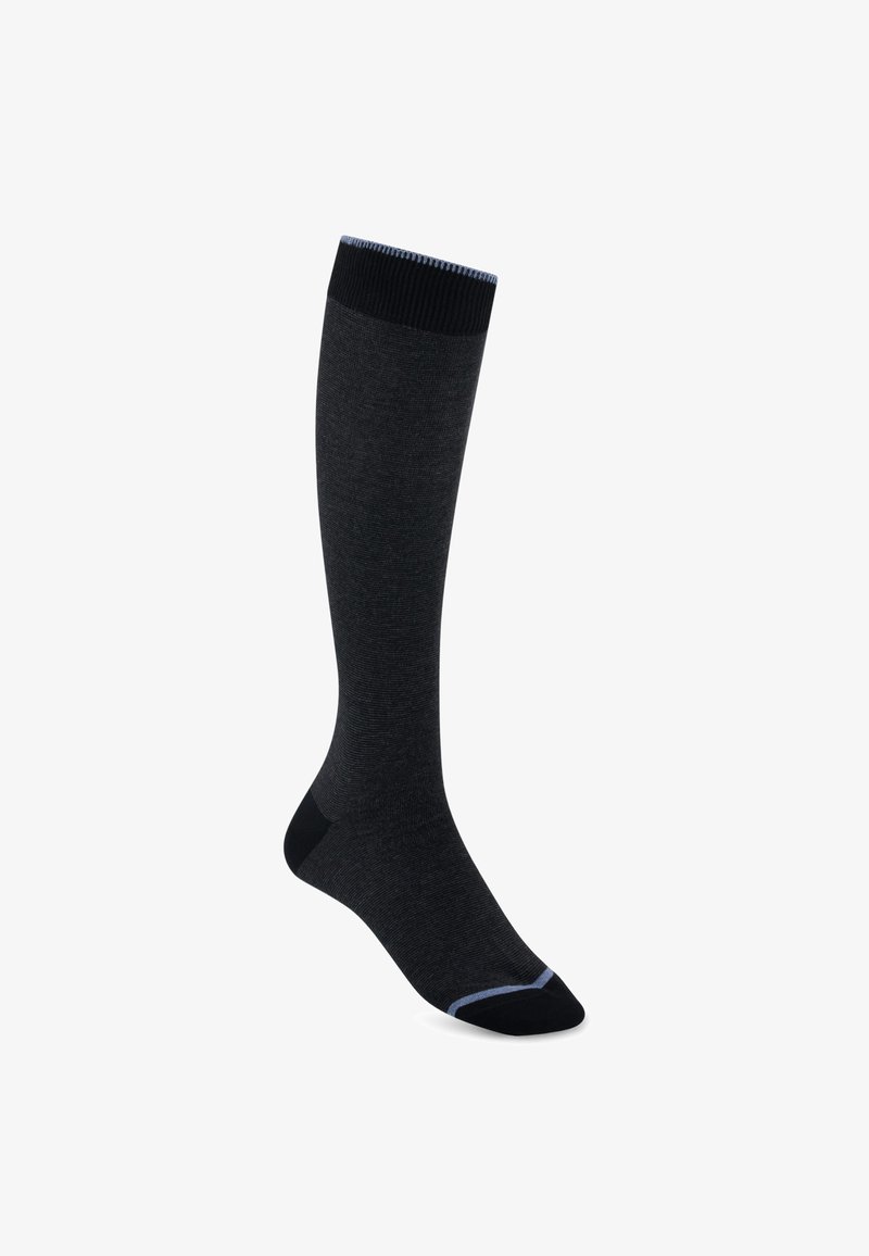 Une chaussette haute gris foncé unique avec bord-côte, talon et pointe noirs, et une fine rayure bleu clair près de la pointe sur fond blanc.