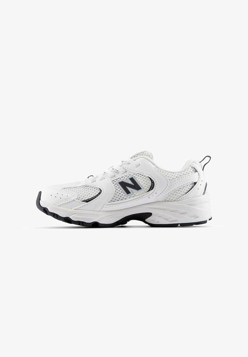 Weißer Sportschuh mit einem Obermaterial aus Mesh und Synthetik. Merkmale sind ein schwarzer Akzent und eine strukturierte Gummisohle für besseren Grip. Schnürdesign.