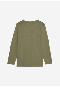 Camisa de manga larga en verde oliva, confeccionada con tela suave y texturizada. Presenta un cuello redondo y un corte relajado, sin patrones visibles.