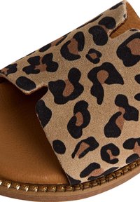 Slaďte se do leopardího vzoru s těmito pantoflemi na clonu, které mají svršek z jemné kůže, hnědou koženou stélku a texturovanou podrážku. Po obvodu mají zlaté detaily.