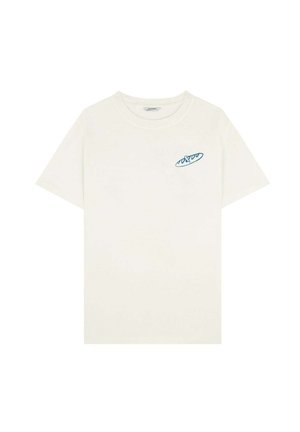 Camiseta de algodón blanca con cuello redondo y mangas cortas. Presenta un pequeño logo azul en el lado izquierdo del pecho. Textura suave.