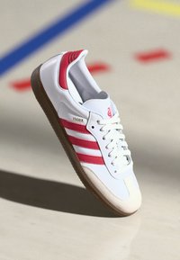 adidas Originals LIVERPOOL FC SAMBA LICENSED UNISEX - Chaussures de football en salle - footwear white/strawberry red