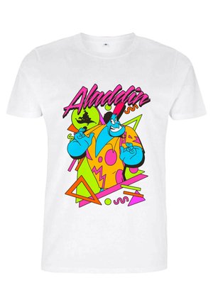 Hvid bomulds T-shirt med et farverigt grafik af en karakter, der holder en lysende orb, omgivet af neonlys geometri figurer og accenter.