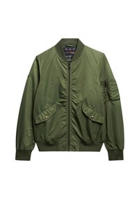 Chaqueta bomber verde oliva con cierre de cremallera en la parte frontal, puños acanalados, dos bolsillos laterales y un bolsillo en la manga que cuenta con una solapa y cierre a presión.
