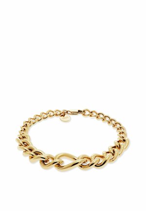 Goldene Halskette mit großen, verdrehten Gliedern und einem kleinen runden Anhänger in der Nähe des Verschlusses, auf weißem Hintergrund dargestellt.