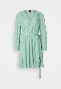 Mintgroene lange mouw jurk met V-hals, subtiel textuurpatroon, geplooide taille en bijpassende stoffen riem aan de zijkant gestrikt.
