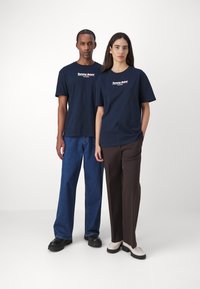 Tommy Jeans FLAG TEE UNISEX - Triko s potiskem - dark night navy