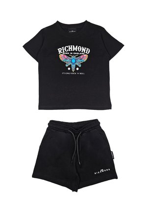 Maglietta nera corta con grafica di una farfalla colorata e testo "RICHMOND NATO IN INGHILTERRA È SOLO ROCK 'N ROLL." Abbinata a pantaloni corti di cotone neri.