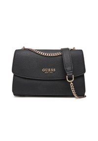 Svart teksturert faux skinnveske med klaffelokk, gullfarget kjede-stropp, og fremtredende "GUESS EST.1981"-logo foran.