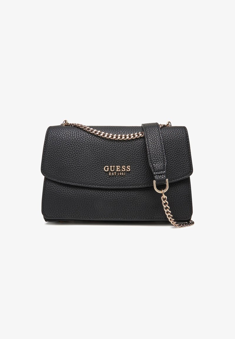 Geantă din faux leather neagră cu textură, cu închidere tip clapetă, curea din lanț cu ton auriu și logo-ul proeminent "GUESS EST.1981" pe față.