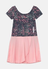 Robe à manches courtes avec haut noir présentant un motif éclaboussé rose et vert et jupe en maille rose, marquée "HUMMEL" sur le côté.