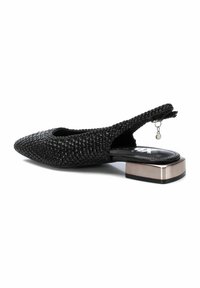 Zapato slingback negro tejido con punta afilada, superficie texturizada y tacón bloque metálico. Presenta un gancho trasero para facilitar su colocación.