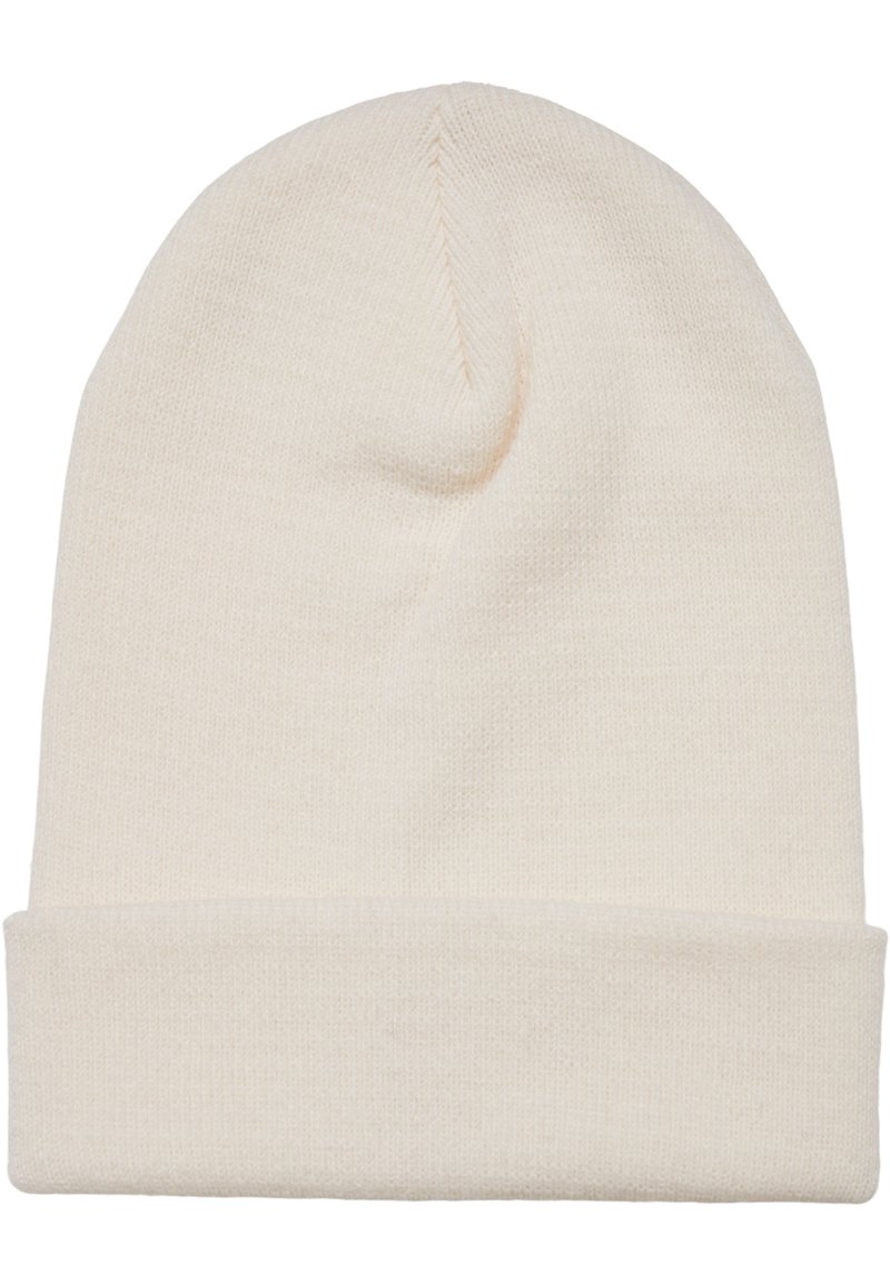 Pletená čiapka v off-white farbe, s prehnutým okrajom, hladkou textúrou a zaobleným vrcholom, vhodná na bežné nosenie a chladné počasie.