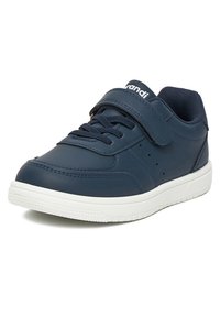 Zapatilla azul marino con suela blanca, cordones y una correa de Velcro en la parte superior, mostrando texto de la marca en la lengüeta.