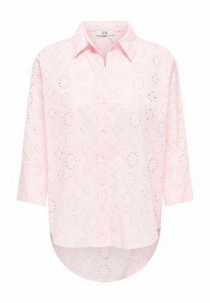 Gaiši rozā krekls ar pogu aizdares apkakli, izšūtu ziedu rakstu, trīs ceturtdaļu piedurknes un izliektu apmali. Izgatavots no viegla auduma.