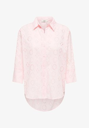 Vaaleanpunainen paita, jossa on nappikiinnitteinen kaulus, kirjailtu kukkakuosi, kolme neljänneksen hihan pituus ja kaartuva helma. Valmistettu kevyestä kankaasta.