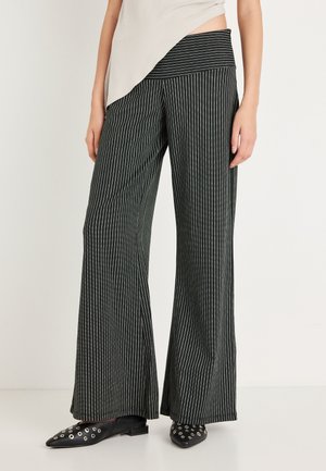 - Spodnie materiałowe