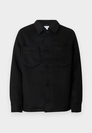 Casaco preto com botões, feito de uma mistura de lã. Apresenta uma gola, dois bolsos no peito e uma bainha direita. Textura suave, design clássico.