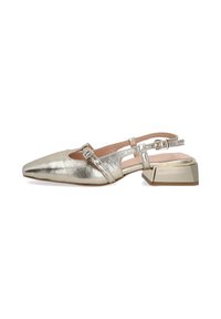 Metalické zlaté slingback boty s špičatou špičkou, obsahující výřezové detaily, sponu a robustní nízký podpatek. Hladká textura.
