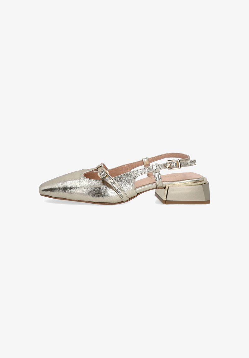 Metalické zlaté slingback boty s špičatou špičkou, obsahující výřezové detaily, sponu a robustní nízký podpatek. Hladká textura.