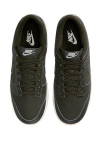 Dunkelgrüne Nike Sneakers mit einem Obermaterial aus Canvas, runder Zehenpartie, tonalem Stitching und weißer Gummisohle. Klassisches Schnürdesign.
