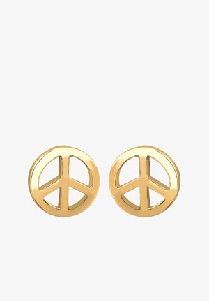 Boucles d'oreilles clous en forme de signe de paix de couleur dorée avec des surfaces lisses et polies sur fond blanc.