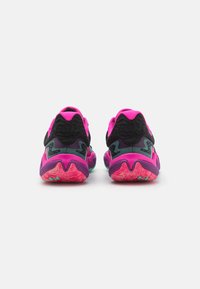 Sneaker performanti con un design rosa e nero, parte superiore texturizzata e suola multicolore caratterizzata da un motivo di battistrada unico.