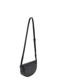 Borsa a tracolla nera in pelle con forma curva, tracolla regolabile e chiusura a patta magnetica. Presenta un design minimalista e una texture liscia.