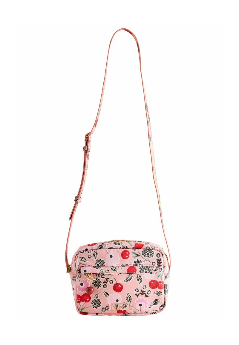 Crossbody taske i pink stof med blomster- og kirsebærmønstre. Firkantet form, justerbar rem og guldfarvede detaljer.