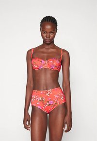 Červený květinový bikinový set se zpevněnou podprsenkou s kosticemi a nastavitelnými ramínky a kalhotkami s vysokým pasem zdobenými růžovými a bílými květy.