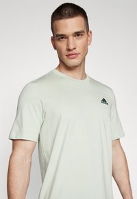 adidas Sportswear Camiseta básica - linen green