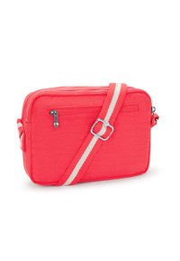 Rød crossbody taske lavet af tekstureret stof, med lynlås lukning, justerbar stribet rem og en frontlomme med lynlås.