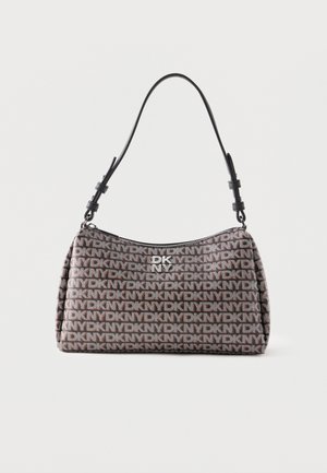 Petit sac à épaule rectangulaire DKNY avec motif de logo répétitif en noir et rose, avec une sangle noire réglable et une plaque logo argentée.