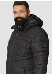 Schwarze Steppjacke mit Kapuze, mit horizontalen Nähten, zwei Fronttaschen und einem kontrastierenden roten Reißverschluss. Texturierte Stoffoberfläche mit einem Markenpatch.