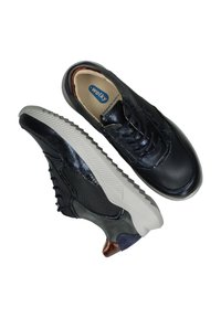 Marine lederen sneakers met textuuraccenten en een witte rubberen zool. Voorzien van een klassiek vetersluiting ontwerp en een geïsoleerd interieur.