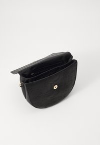 Borsa in pelle nera con motivo a logo impresso, forma rotonda, hardware in tonalità dorata, chiusura magnetica e un scomparto interno.