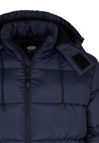 Námořnická zateplená bunda s vysokým límcem, zipovým zapínáním, černými šňůrkami a suchými zipy; má lesklou texturu a prošívaný design.