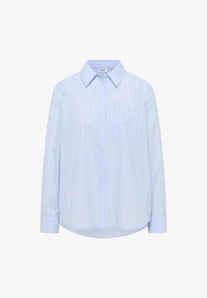 Chemise rayée bleu clair avec un devant à boutons, un col, une poche poitrine unique, des manches longues, un ourlet arrondi et des rayures d'accent orange subtiles.