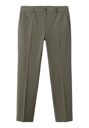 Sivé pánske oblekové nohavice na mieru s prednými záhybmi, bočnými vreckami, pútkami na opasok a zapínaním na gombík na bielom pozadí.