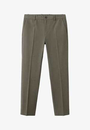 Pantalon habillé pour homme gris sur mesure avec plis devant, poches latérales, passants pour ceinture et fermeture à bouton sur fond blanc.