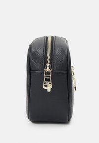 Borsa cosmetica nera in pelle con finitura testurizzata, zip dorata e hardware. Forma rettangolare con un design strutturato.