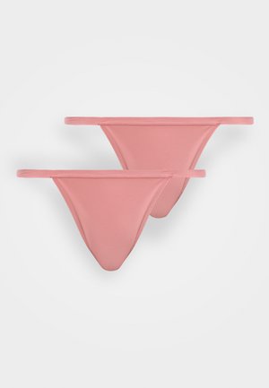 To lyserøde bikiniunderdele med tynde sidestropper arrangeret på en hvid baggrund.