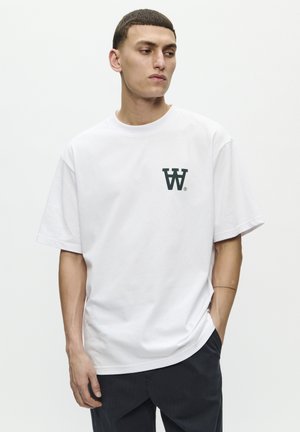 DOUBLE A BY W.W. LIAM AACHEST - Apdrukāts T-krekls - bright white
